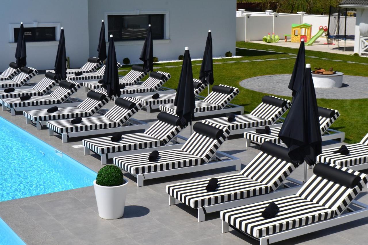 Готель Krystal Boutique Mansion Хунедоара Екстер'єр фото