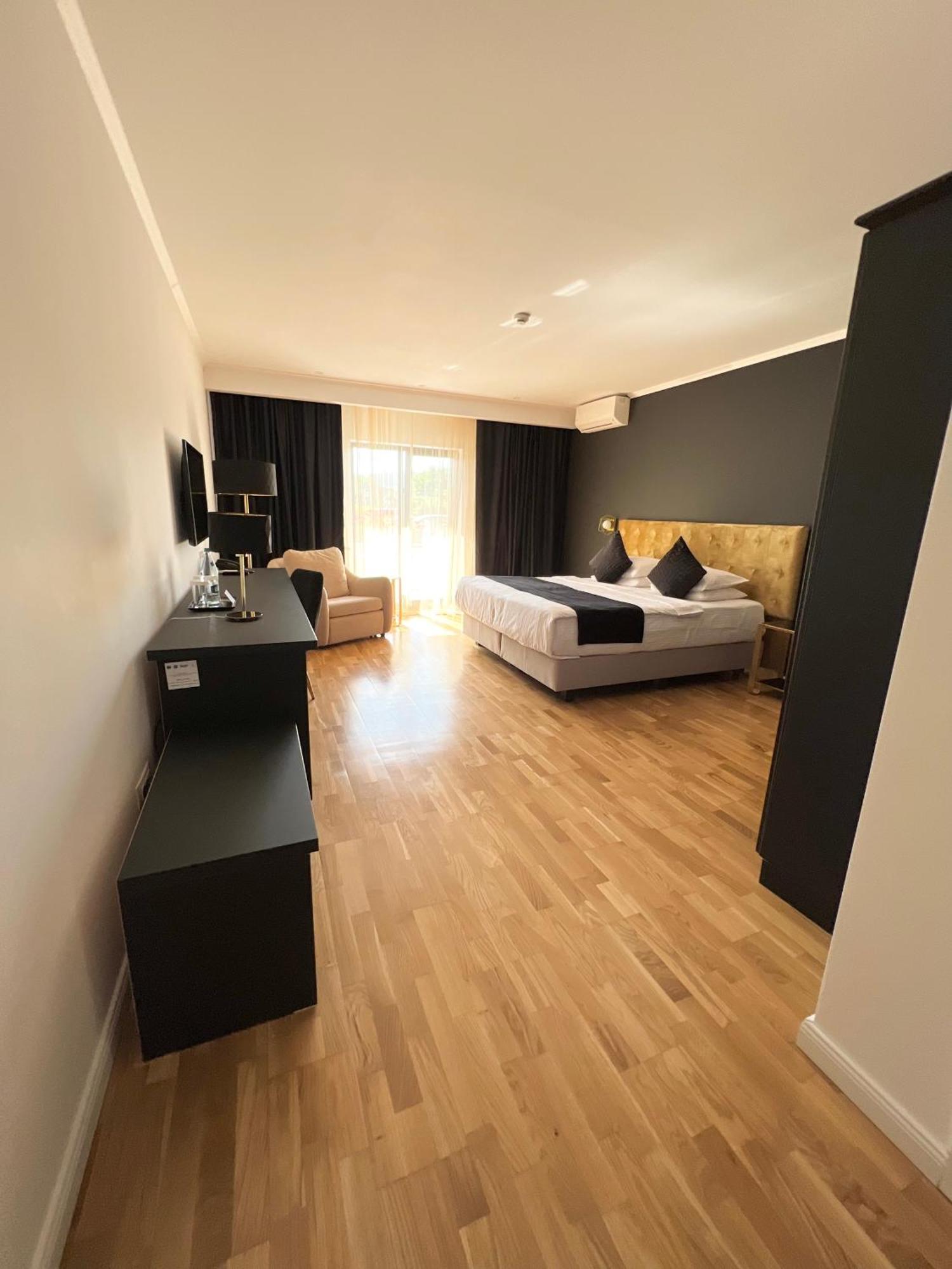 Готель Krystal Boutique Mansion Хунедоара Екстер'єр фото