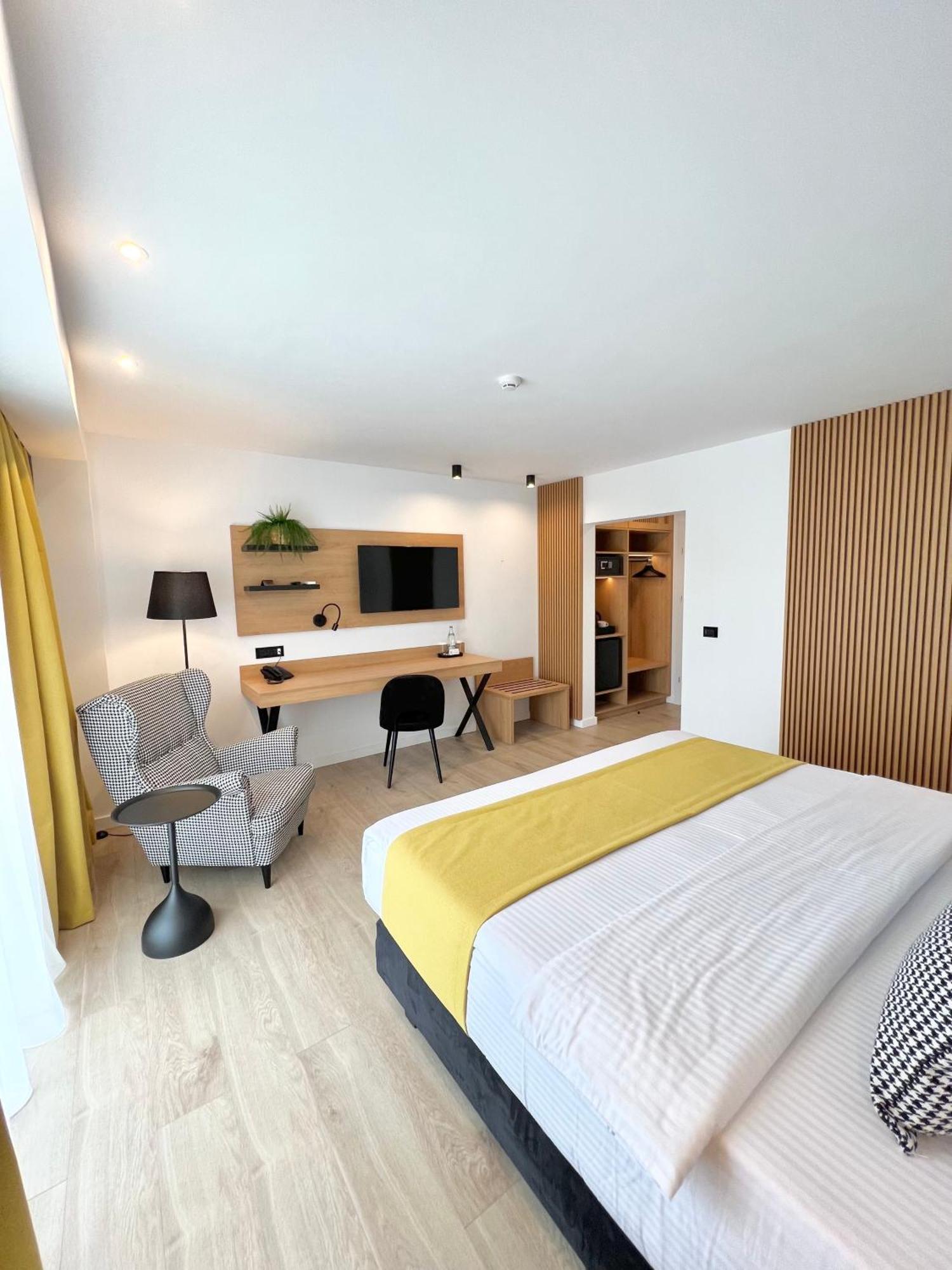 Готель Krystal Boutique Mansion Хунедоара Екстер'єр фото