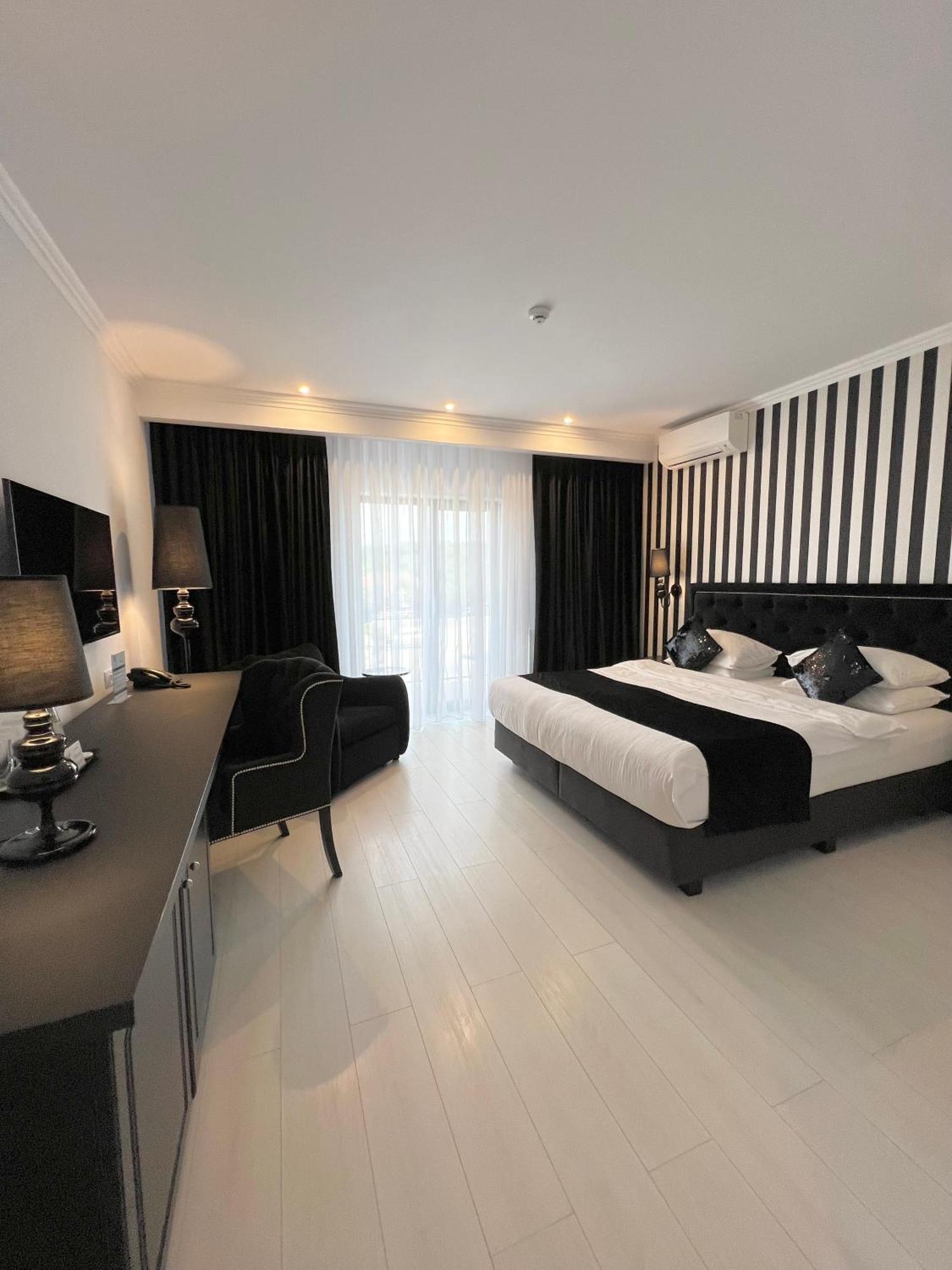 Готель Krystal Boutique Mansion Хунедоара Екстер'єр фото