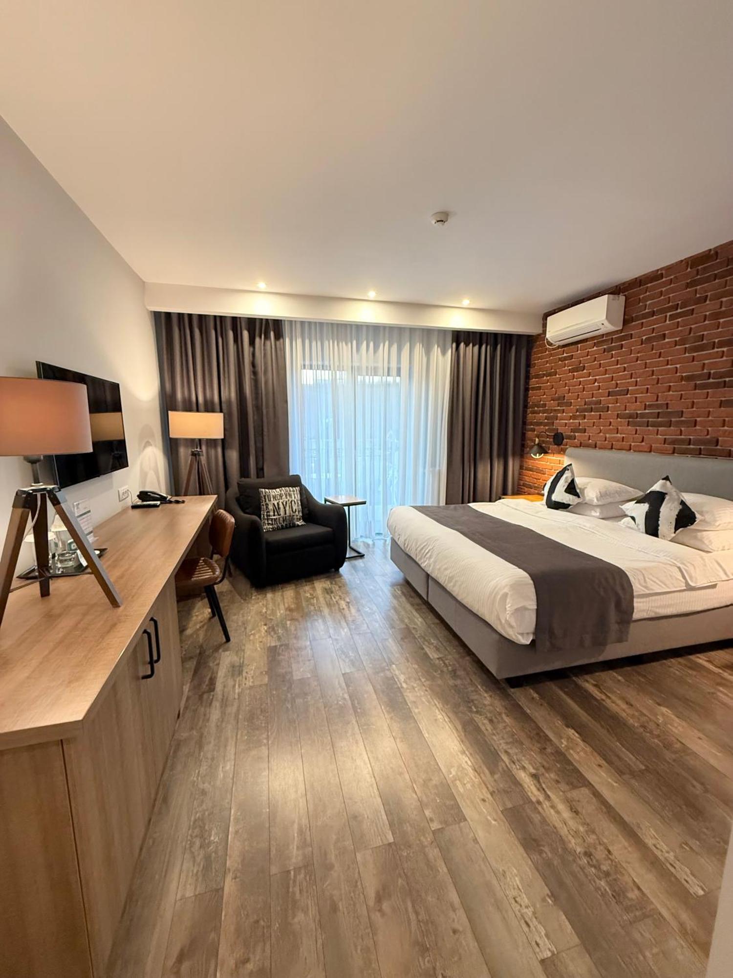 Готель Krystal Boutique Mansion Хунедоара Екстер'єр фото